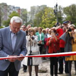 Odsłonięcie "Ławeczek Jerzego Kapuścińskiego" na kieleckiej Kadzielni. Wstęgę przecina Stanisław Kapuściński, brat Jerzego Kapuścińskiego / Marzena Mąkosa / Radio Kielce