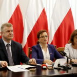 Konferencja dotycząca elektronicznych zwolnień lekarskich. Na zdjęciu: Paweł Kaleta - dyrektor Zakładu Ubezpieczeń Społecznych Oddział w Kielcach, Agata Wojtyszek - wojewoda świętokrzyski i Małgorzata Kiebzak - dyrektor świętokrzyskiego oddziału Narodowego Funduszu Zdrowia w Kielcach / Marzena Mąkosa / Radio Kielce