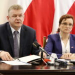 Konferencja dotycząca elektronicznych zwolnień lekarskich. Paweł Kaleta - dyrektor Zakładu Ubezpieczeń Społecznych Oddział w Kielcach i Agata Wojtyszek - wojewoda świętokrzyski  / Marzena Mąkosa / Radio Kielce