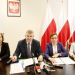 Konferencja dotycząca elektronicznych zwolnień lekarskich. Paweł Kaleta - dyrektor Zakładu Ubezpieczeń Społecznych Oddział w Kielcach, Agata Wojtyszek - wojewoda świętokrzyski, Małgorzata Kiebzak - dyrektor świętokrzyskiego oddziału Narodowego Funduszu Zdrowia w Kielcach / Marzena Mąkosa / Radio Kielce