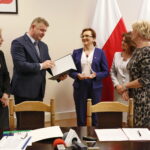 Konferencja dotycząca elektronicznych zwolnień lekarskich. Dr Joanna Ciesielska dostaje statuetkę "Lekarz Lider Projektu e-ZIA" / Marzena Mąkosa / Radio Kielce