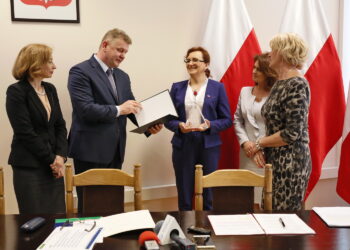 Konferencja dotycząca elektronicznych zwolnień lekarskich. Dr Joanna Ciesielska dostaje statuetkę "Lekarz Lider Projektu e-ZIA" / Marzena Mąkosa / Radio Kielce