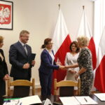 Konferencja dotycząca elektronicznych zwolnień lekarskich. Dr Joanna Ciesielska dostaje statuetkę "Lekarz Lider Projektu e-ZIA" / Marzena Mąkosa / Radio Kielce