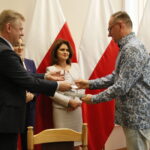 Konferencja dotycząca elektronicznych zwolnień lekarskich. Dr Dariusz Mika dostaje statuetkę "Lekarz Lider Projektu e-ZIA" / Marzena Mąkosa / Radio Kielce