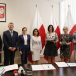 Konferencja dotycząca elektronicznych zwolnień lekarskich. Na zdjęciu: Paweł Kaleta - dyrektor Zakładu Ubezpieczeń Społecznych Oddział w Kielcach, Agata Wojtyszek - wojewoda świętokrzyski, Małgorzata Kiebzak - dyrektor świętokrzyskiego oddziału Narodowego Funduszu Zdrowia w Kielcach, dr Agnieszka Goraj-Komodołowicz, dr Joanna Ciesielska i dr Dariusz Mika / Marzena Mąkosa / Radio Kielce