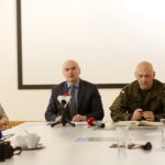 Konferencja prasowa w OMPiO dotycząca najbliższych wydarzeń patriotycznych. Jolanta Białek - kierownik działu edukacji w OMPiO i płk Piotr Gadomski / Marzena Mąkosa / Radio Kielce