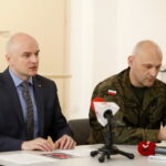 Konferencja prasowa w OMPiO dotycząca najbliższych wydarzeń patriotycznych. Rafał Nowak - Dyrektor Wzgórza Zamkowego i płk Piotr Gadomski / Marzena Mąkosa / Radio Kielce