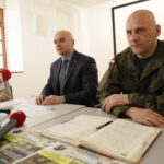 Konferencja prasowa w OMPiO dotycząca najbliższych wydarzeń patriotycznych. Jolanta Białek - kierownik działu edukacji w OMPiO, Rafał Nowak - Dyrektor Wzgórza Zamkowego i płk Piotr Gadomski / Marzena Mąkosa / Radio Kielce