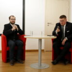 Spotkanie posła Tomasza Rzymkowskiego i mecenasa Adama Zielińskiego z mieszkańcami Kielc w OMPiO. Na zdjęciu: mecenas Adam Zieliński - członek komisji ds. reprywatyzacji i poseł Tomasz Rzymkowski - wiceprzewodniczący komisji śledczej ds. Amber Gold / Marzena Mąkosa / Radio Kielce