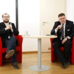 Spotkanie posła Tomasza Rzymkowskiego i mecenasa Adama Zielińskiego z mieszkańcami Kielc w OMPiO. Na zdjęciu: mecenas Adam Zieliński - członek komisji ds. reprywatyzacji i poseł Tomasz Rzymkowski - wiceprzewodniczący komisji śledczej ds. Amber Gold / Marzena Mąkosa / Radio Kielce