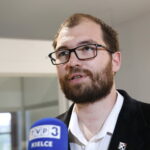 Spotkanie posła Tomasza Rzymkowskiego i mecenasa Adama Zielińskiego z mieszkańcami Kielc w OMPiO. Na zdjęciu: mecenas Adam Zieliński - członek komisji ds. reprywatyzacji / Marzena Mąkosa / Radio Kielce