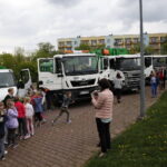 Prezentacja nowych pojazdów ENERIS przy Szkole Podstawowej nr 27 / Marzena Mąkosa / Radio Kielce