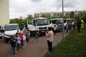 Prezentacja nowych pojazdów ENERIS przy Szkole Podstawowej nr 27 / Marzena Mąkosa / Radio Kielce