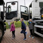 Prezentacja nowych pojazdów ENERIS przy Szkole Podstawowej nr 27 / Marzena Mąkosa / Radio Kielce