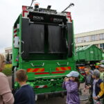 Prezentacja nowych pojazdów ENERIS przy Szkole Podstawowej nr 27 / Marzena Mąkosa / Radio Kielce