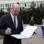 Prezentacja nowych pojazdów ENERIS przy Szkole Podstawowej nr 27. Ryszard Muciek - dyrektor Wydziału Usług Komunalnych i Zarządzania Środowiskiem w Kielcach / Marzena Mąkosa / Radio Kielce