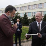 Prezentacja nowych pojazdów ENERIS przy Szkole Podstawowej nr 27. Bartosz Lewicki - zastępca dyrektora ds. Komunikacji, rzecznik prasowy Zakładu Eneris Surowce i Ryszard Muciek - dyrektor Wydziału Usług Komunalnych i Zarządzania Środowiskiem w Kielcach / Marzena Mąkosa / Radio Kielce