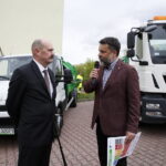 Prezentacja nowych pojazdów ENERIS przy Szkole Podstawowej nr 27. Ryszard Muciek - dyrektor Wydziału Usług Komunalnych i Zarządzania Środowiskiem w Kielcach, Bartosz Lewicki - zastępca dyrektora ds. Komunikacji, rzecznik prasowy Zakładu Eneris Surowce  / Marzena Mąkosa / Radio Kielce