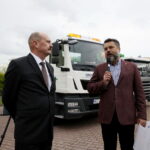 Prezentacja nowych pojazdów ENERIS przy Szkole Podstawowej nr 27. Ryszard Muciek - dyrektor Wydziału Usług Komunalnych i Zarządzania Środowiskiem w Kielcach i Bartosz Lewicki - zastępca dyrektora ds. Komunikacji, rzecznik prasowy Zakładu Eneris Surowce / Marzena Mąkosa / Radio Kielce