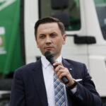 Prezentacja nowych pojazdów ENERIS przy Szkole Podstawowej nr 27. Daniel Krysztofiak - dyrektor ds. operacyjnych kieleckiego Zakładu ENERIS Surowce / Marzena Mąkosa / Radio Kielce