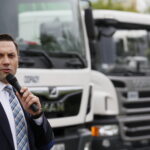 Prezentacja nowych pojazdów ENERIS przy Szkole Podstawowej nr 27. Daniel Krysztofiak - dyrektor ds. operacyjnych kieleckiego Zakładu ENERIS Surowce / Marzena Mąkosa / Radio Kielce