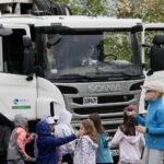 Prezentacja nowych pojazdów ENERIS przy Szkole Podstawowej nr 27 / Marzena Mąkosa / Radio Kielce