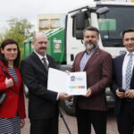 Prezentacja nowych pojazdów ENERIS przy Szkole Podstawowej nr 27.  Ewelina Nartowska z Urzędu Miasta w Kielcach, Ryszard Muciek - dyrektor Wydziału Usług Komunalnych i Zarządzania Środowiskiem w Kielcach, Bartosz Lewicki - zastępca dyrektora ds. Komunikacji, rzecznik prasowy Zakładu ENERIS Surowce  i Daniel Krysztofiak - dyrektor ds. operacyjnych kieleckiego Zakładu ENERIS Surowce / Marzena Mąkosa / Radio Kielce