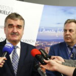 Konferencja „Kielce atrakcyjne dla biznesu” w Targach Kielce. Na zdjęciu: Wojciech Lubawski - prezydent Kielc i Artur Hajdorowicz - dyrektor Wydziału Rozwoju i Rewitalizacji Urzędu Miasta Kielce / Marzena Mąkosa / Radio Kielce