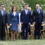 Uroczystości przy pomniku rozstrzelanych patriotów na ul. Karczówkowskiej. Na zdjęciu: Agata Wojtyszek - wojewoda świętokrzyski, Krzysztof Słoń - senator RP i Rafał Nowak - dyrektor Wzgórza Zamkowego  / Marzena Mąkosa / Radio Kielce