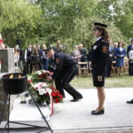 Uroczystości przy pomniku rozstrzelanych patriotów na ul. Karczówkowskiej. Kwiaty i znicz składa Andrzej Sygut - wiceprezydent Kielc / Marzena Mąkosa / Radio Kielce