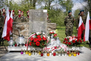 Uroczystości przy pomniku rozstrzelanych patriotów na ul. Karczówkowskiej / Marzena Mąkosa / Radio Kielce