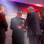 Nagroda Laur Świętokrzyski 2017. Wręczanie nagrody z kategorii: Gmina Innowacyjna. Laur Świętokrzyski 2017 otrzymała Gmina Kielce. Nagrodę odbiera Wojciech Lubawski - prezydent Miasta Kielce / Marzena Mąkosa / Radio Kielce