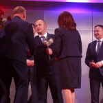 Nagroda Laur Świętokrzyski 2017. Gmina Jędrzejów uzyskała nagrodę w kategorii Działanie na Rzecz Bezpieczeństwa. Marcin Piszczek - burmistrz Jędrzejowa odbiera nagrodę / Marzena Mąkosa / Radio Kielce