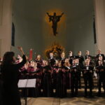 Dzieło chóralne "CAŁONOCNE CZUWANIE" - Chór Akademicki Uniwersytetu Warszawskiego pod dyrekcją Ireny Bogdanovich w kościele pw. Św. Jadwigi w Kielcach / Marzena Mąkosa / Radio Kielce