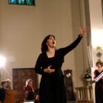 Dzieło chóralne "CAŁONOCNE CZUWANIE" - Chór Akademicki Uniwersytetu Warszawskiego pod dyrekcją Ireny Bogdanovich w kościele pw. Św. Jadwigi w Kielcach. Irena Bogdanovich / Marzena Mąkosa / Radio Kielce