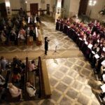 Dzieło chóralne "CAŁONOCNE CZUWANIE" - Chór Akademicki Uniwersytetu Warszawskiego pod dyrekcją Ireny Bogdanovich w kościele pw. Św. Jadwigi w Kielcach / Marzena Mąkosa / Radio Kielce