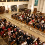 Dzieło chóralne "CAŁONOCNE CZUWANIE" - Chór Akademicki Uniwersytetu Warszawskiego pod dyrekcją Ireny Bogdanovich w kościele pw. Św. Jadwigi w Kielcach / Marzena Mąkosa / Radio Kielce