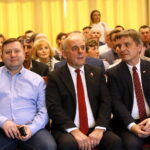 Wiceminister spraw wewnętrznych i administracji z wizytą w Łopusznie. Paweł Majewski - wiceminister spraw wewnętrznych, Krzysztof Soboń - Starostwo Powiatowe w Kielcach, Andrzej Pruś - wiceprzewodniczący Sejmiku Województwa Świętokrzyskiego / Marzena Mąkosa / Radio Kielce