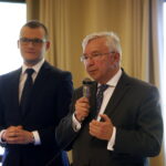 Wiceminister spraw wewnętrznych i administracji z wizytą w Łopusznie.Paweł Szefernaker - wiceminister w MSWiA, Pełnomocnik Rządu ds. Współpracy z Samorządem Terytorialnym i Krzysztof Lipiec - poseł PiS  / Marzena Mąkosa / Radio Kielce