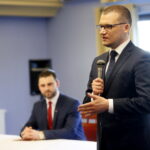 Wiceminister spraw wewnętrznych i administracji z wizytą w Łopusznie. Paweł Szefernaker - wiceminister w MSWiA, Pełnomocnik Rządu ds. Współpracy z Samorządem Terytorialnym  / Marzena Mąkosa / Radio Kielce