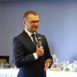 Wiceminister spraw wewnętrznych i administracji z wizytą w Łopusznie. Paweł Szefernaker - wiceminister w MSWiA, Pełnomocnik Rządu ds. Współpracy z Samorządem Terytorialnym  / Marzena Mąkosa / Radio Kielce