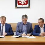 Podpisanie umowy na budowę oczyszczalni i budowę sieci kanalizacyjnej. Na zdjęciu: Przemysław Łysak - wójt gminy Górno, Adam Jarubas - marszałek województwa świętokrzyskiego i Adam Żebrowski - zastępca dyrektora Departamentu Wdrażania Europejskiego Funduszu Społecznego w Kielcach / Marzena Mąkosa / Radio Kielce