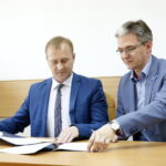 Podpisanie umowy na budowę oczyszczalni i budowę sieci kanalizacyjnej. Na zdjęciu: Przemysław Łysak - wójt gminy Górno i Adam Jarubas - marszałek województwa świętokrzyskiego / Marzena Mąkosa / Radio Kielce