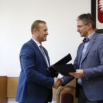 Podpisanie umowy na budowę oczyszczalni i budowę sieci kanalizacyjnej. Na zdjęciu: Przemysław Łysak - wójt gminy Górno i Adam Jarubas - marszałek województwa świętokrzyskiego / Marzena Mąkosa / Radio Kielce