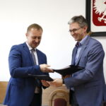 Podpisanie umowy na budowę oczyszczalni i budowę sieci kanalizacyjnej. Na zdjęciu: Przemysław Łysak - wójt gminy Górno i Adam Jarubas - marszałek województwa świętokrzyskiego / Marzena Mąkosa / Radio Kielce