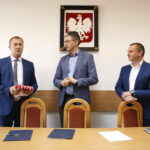 Podpisanie umowy na budowę oczyszczalni i budowę sieci kanalizacyjnej. Na zdjęciu: Przemysław Łysak - wójt gminy Górno, Adam Jarubas - marszałek województwa świętokrzyskiego i Adam Żebrowski - zastępca dyrektora Departamentu Wdrażania Europejskiego Funduszu Społecznego w Kielcach / Marzena Mąkosa / Radio Kielce