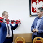 Podpisanie umowy na budowę oczyszczalni i budowę sieci kanalizacyjnej. Na zdjęciu: Przemysław Łysak - wójt gminy Górno i Adam Jarubas - marszałek województwa świętokrzyskiego / Marzena Mąkosa / Radio Kielce