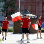 Biegi żołnierzy z flagami. Ppłk Grzegorz Wtykło / Marzena Mąkosa / Radio Kielce