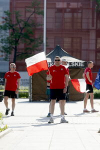 Biegi żołnierzy z flagami. Ppłk Grzegorz Wtykło / Marzena Mąkosa / Radio Kielce