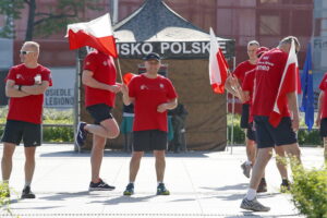 Biegi żołnierzy z flagami. Mjr Andrzej Szostak / Marzena Mąkosa / Radio Kielce